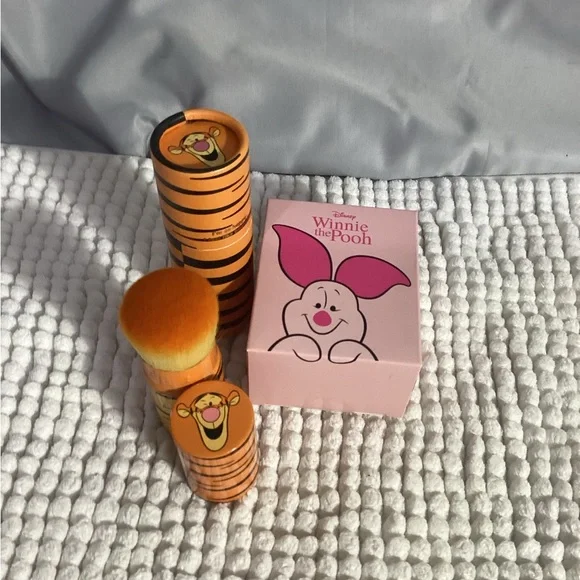 SPECTRUM Disney Winnie the Pooh Tigger Kabuki Brush & Piglet Sponge Set Limit Ed - Picture 6 of 7